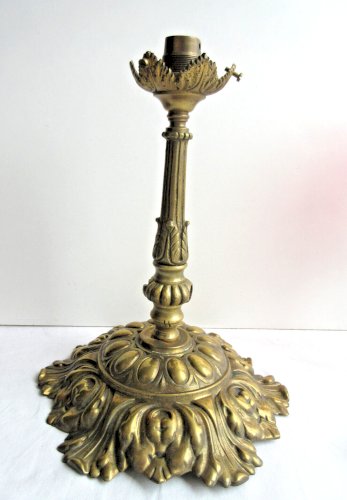 Plafonnier Napoléon III, cache bélière en laiton doré repoussé, pour globe