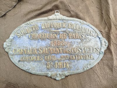 Plaque ancienne provenant du château dArcangues, société Hippique, Paris 1886
