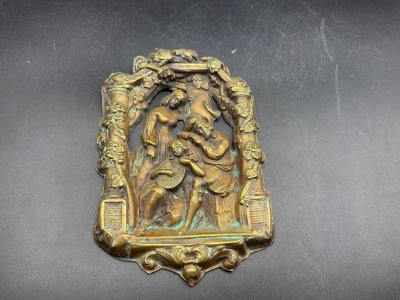 plaque bas relief en laiton repoussé