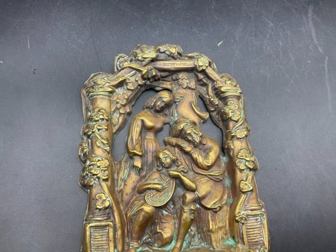 plaque bas relief en laiton repoussé