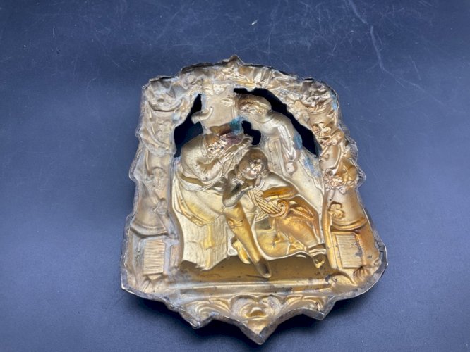 plaque bas relief en laiton repoussé