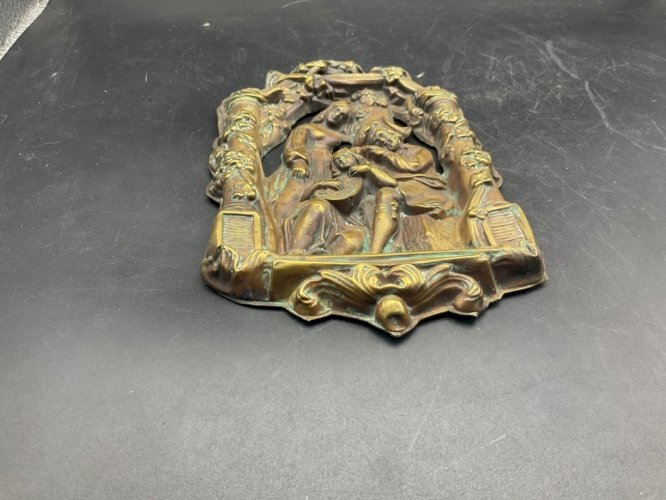 plaque bas relief en laiton repoussé