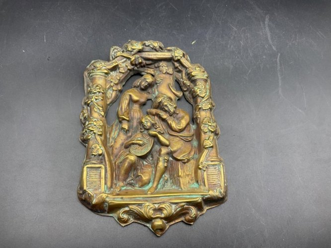 plaque bas relief en laiton repoussé