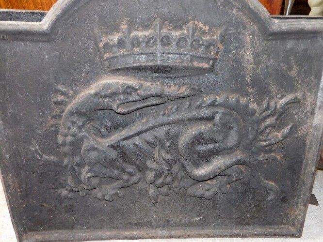 PLAQUE DE CHEMINEE ANCIENNE DRAGON AVEC UNE COURONNE N°1