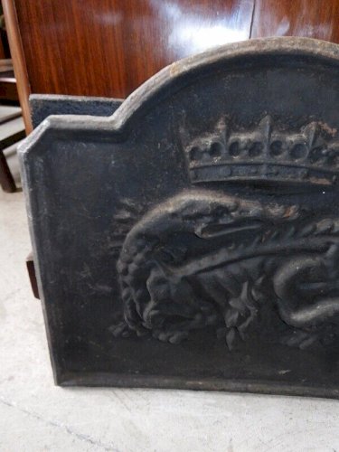 PLAQUE DE CHEMINEE ANCIENNE DRAGON AVEC UNE COURONNE N°1