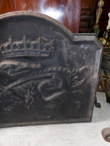 PLAQUE DE CHEMINEE ANCIENNE DRAGON AVEC UNE COURONNE N°1