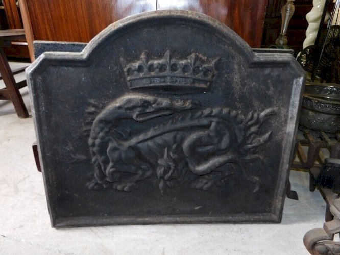 PLAQUE DE CHEMINEE ANCIENNE DRAGON AVEC UNE COURONNE N°1