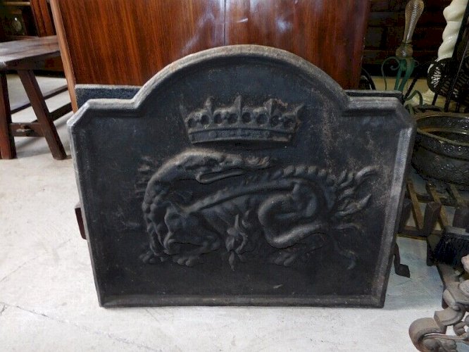 PLAQUE DE CHEMINEE ANCIENNE DRAGON AVEC UNE COURONNE N°1