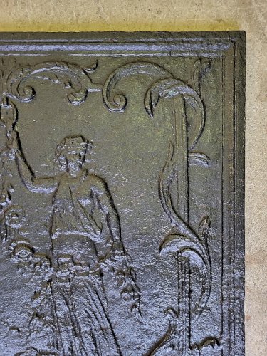 PLAQUE DE CHEMINEE AVEC PERSONNAGE DU XIX ème SIECLE N3