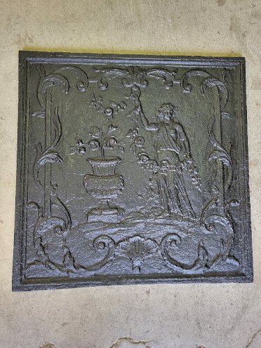 PLAQUE DE CHEMINEE AVEC PERSONNAGE DU XIX ème SIECLE N3