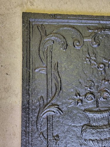 PLAQUE DE CHEMINEE AVEC PERSONNAGE DU XIX ème SIECLE N3