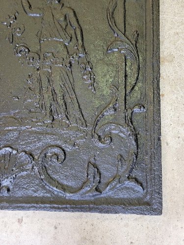 PLAQUE DE CHEMINEE AVEC PERSONNAGE DU XIX ème SIECLE N3