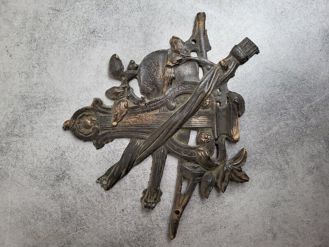 PLAQUE DECORATIVE EN REGULE ANCIENNE