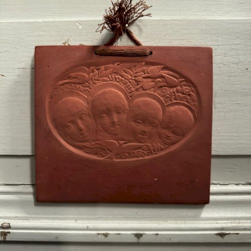 Plaque en terre cuite Les Voix Heureuses par Anie Mouroux 1938 M3573