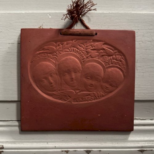 Plaque en terre cuite Les Voix Heureuses par Anie Mouroux 1938 M3573