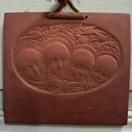 Plaque en terre cuite Les Voix Heureuses par Anie Mouroux 1938 M3573
