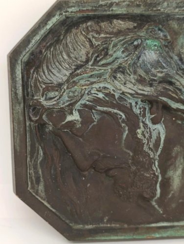 plaque jesus ancienne en bronze signée A .Dubois ? en etat correct