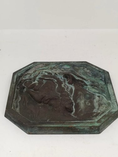 plaque jesus ancienne en bronze signée A .Dubois ? en etat correct