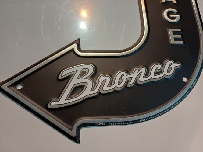 Plaque métal Flèche FORD BRONCO GARAGE 45 x 26 cm