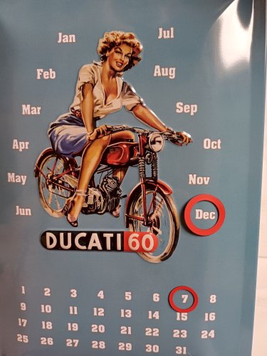 Plaque métal vintage DUCATI 60 Pin up  calendrier perpétuel 30 x 20 cm