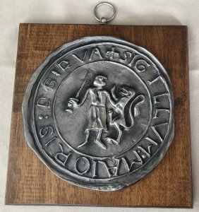 Plaque murale décorative en étain patiné, Sceau d'un Chevalier du Temple vers 1100, Les Étains du Lion