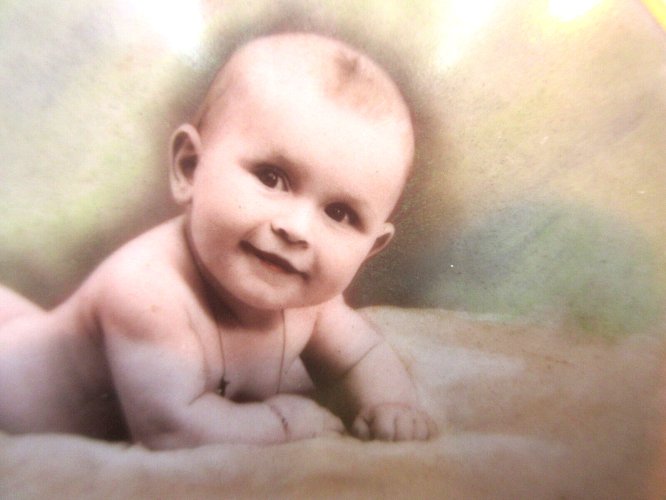 Plaque ovale de porcelaine Art Déco, photo d'un bébé nu, forme galbée, liseré or