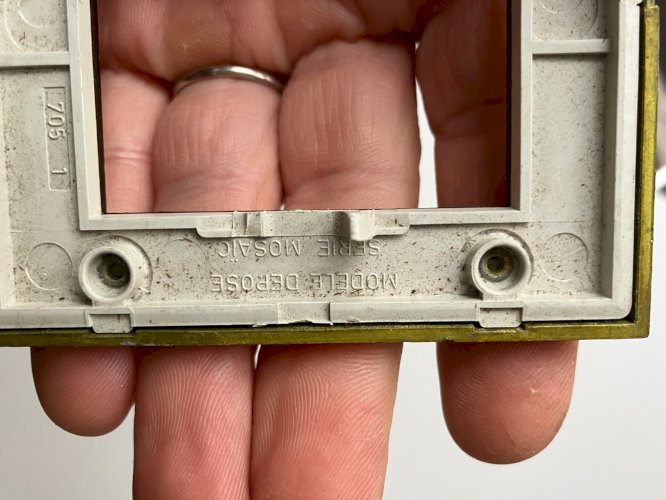 plastron plaque enjoliveur Legrand Mosaic 50 en metal bronze dore