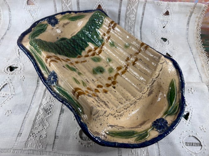Plat à asperges ancien en barbotine – Fin XIXᵉ / début XXᵉ siècle