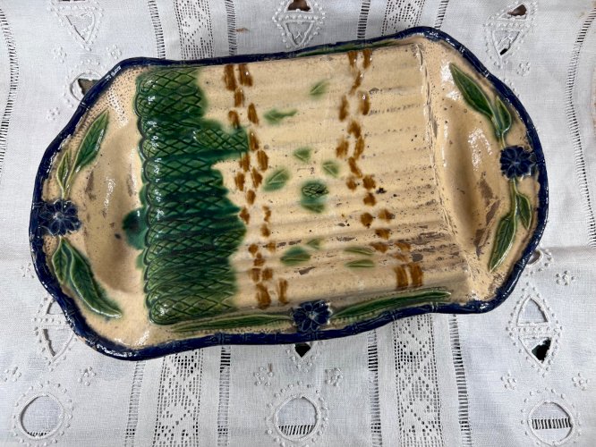 Plat à asperges ancien en barbotine – Fin XIXᵉ / début XXᵉ siècle