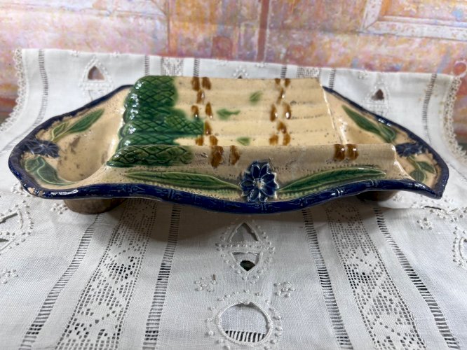 Plat à asperges ancien en barbotine – Fin XIXᵉ / début XXᵉ siècle