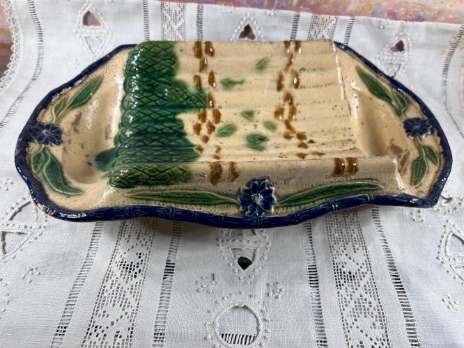 Plat à asperges ancien en barbotine – Fin XIXᵉ / début XXᵉ siècle