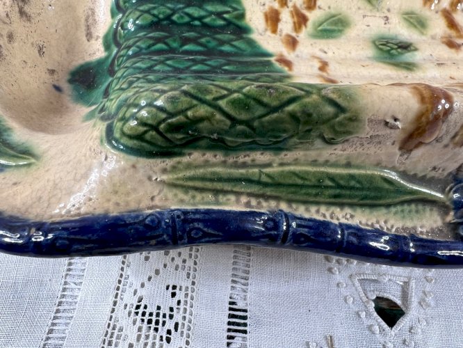 Plat à asperges ancien en barbotine – Fin XIXᵉ / début XXᵉ siècle