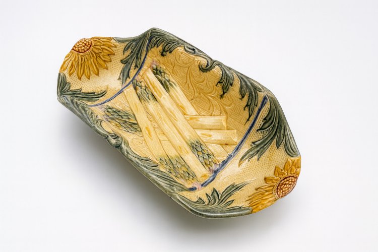 Plat à asperges ancien en barbotine – Wasmuël, Belgique – vers 1880