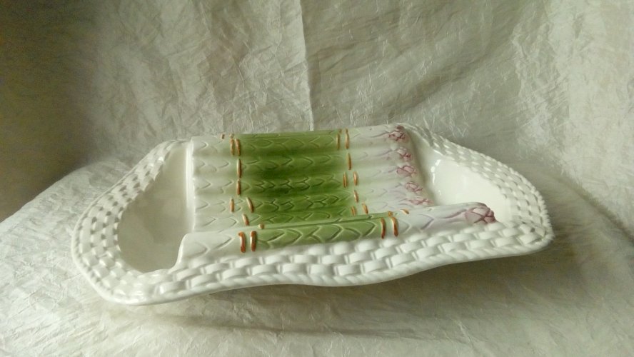 PLAT A ASPERGES EN BARBOTINE 20 ÈME *