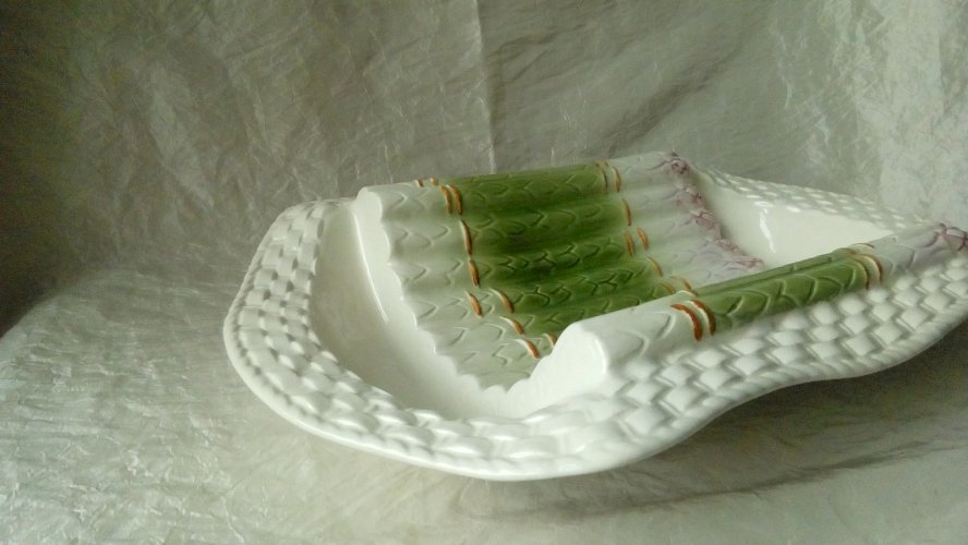 PLAT A ASPERGES EN BARBOTINE 20 ÈME *