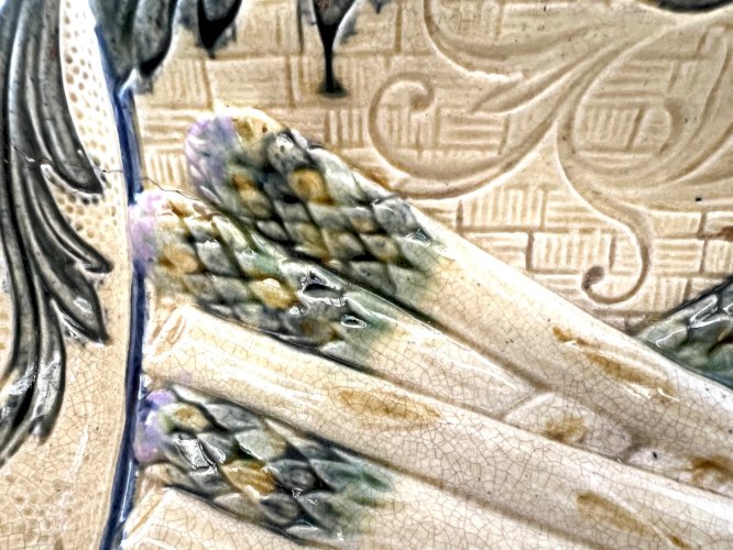 Plat à asperges en barbotine Wasmuël 1880 – Faïence belge décor en relief