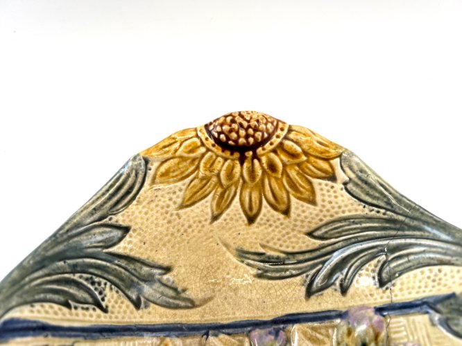 Plat à asperges en barbotine Wasmuël 1880 – Faïence belge décor en relief