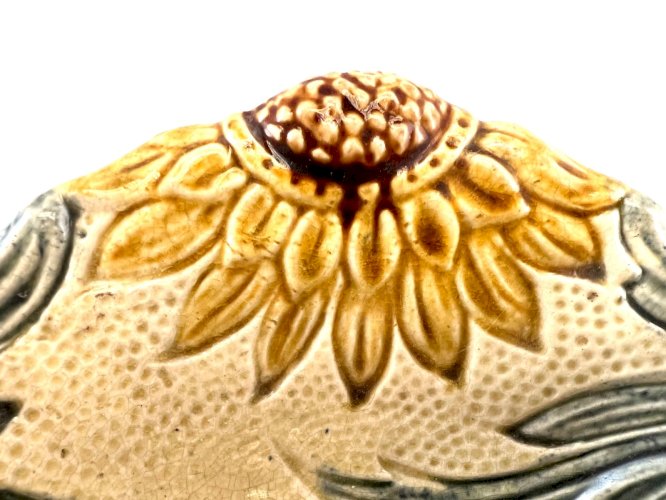 Plat à asperges en barbotine Wasmuël 1880 – Faïence belge décor en relief