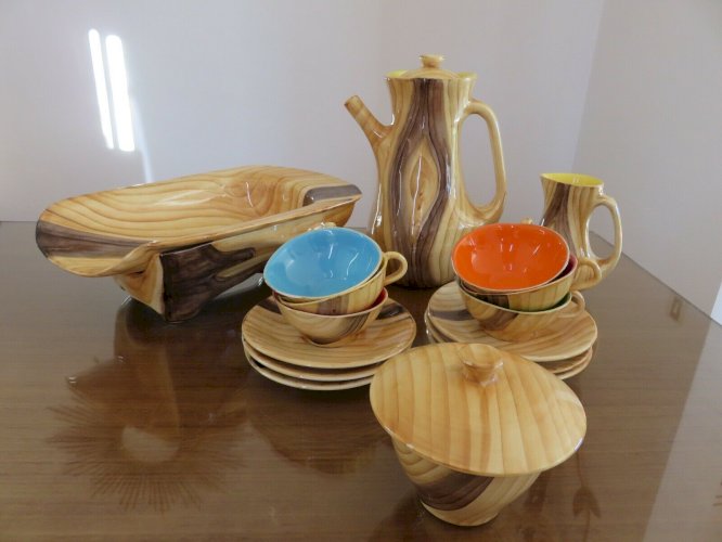 PLAT A ASPERGES TRIPODE EN CERAMIQUE ASPECT FAUX BOIS VALLAURIS ANNEES 50 60