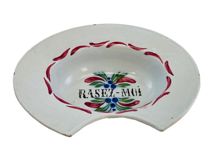 Plat à barbe Nevers XIXe – décor “Rasez-moi” – faïence barbier ancienne