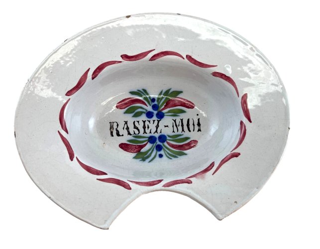 Plat à barbe Nevers XIXe – décor “Rasez-moi” – faïence barbier ancienne