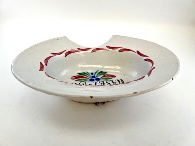 Plat à barbe Nevers XIXe – décor “Rasez-moi” – faïence barbier ancienne