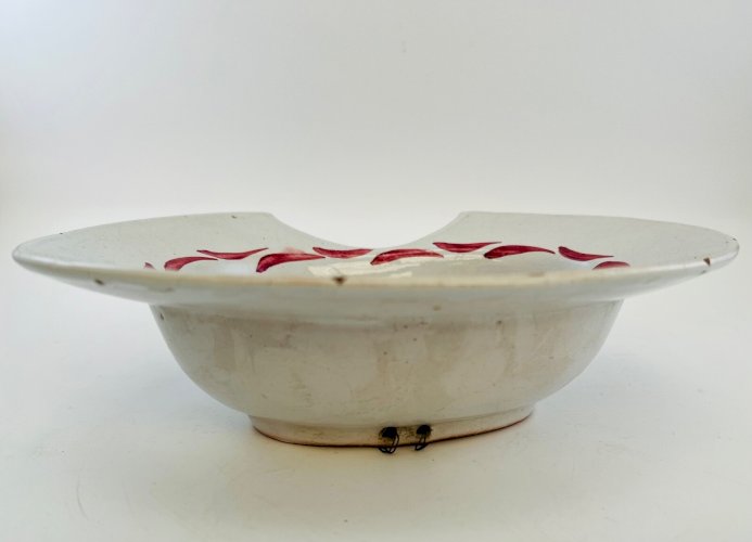 Plat à barbe Nevers XIXe – décor “Rasez-moi” – faïence barbier ancienne