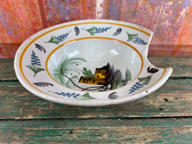 Plat à barbe Nevers XIXe faïence décor château palmier ancien bleu 19e