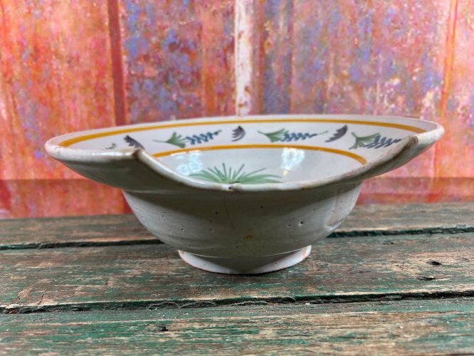 Plat à barbe Nevers XIXe faïence décor château palmier ancien bleu 19e