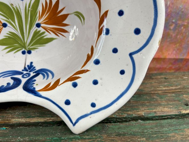 Plat à barbe Waly XIXe – décor floral – faïence ancienne – France