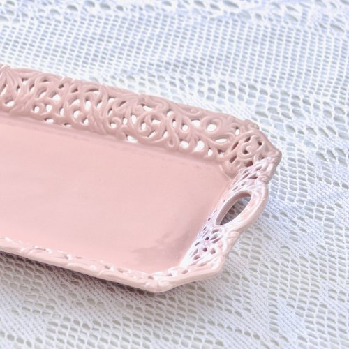 Plat à cake ancien en faïence ajourée dentelle rose