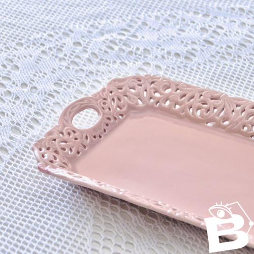 Plat à cake ancien en faïence ajourée dentelle rose