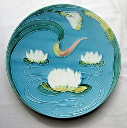Plat à gâteau Art Nouveau en barbotine allemande: Nénuphars blancs sur fond bleu