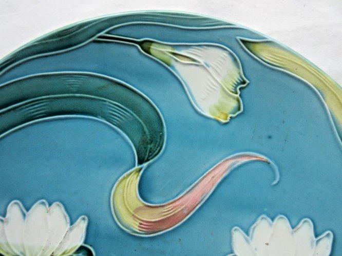 Plat à gâteau Art Nouveau en barbotine allemande: Nénuphars blancs sur fond bleu
